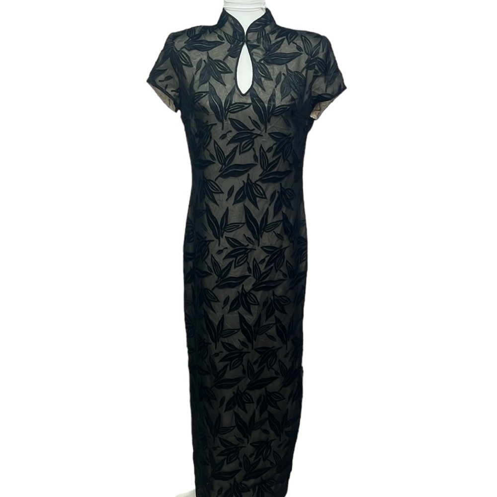 Black Floral Lace Maxi Dress with Keyhole Neck